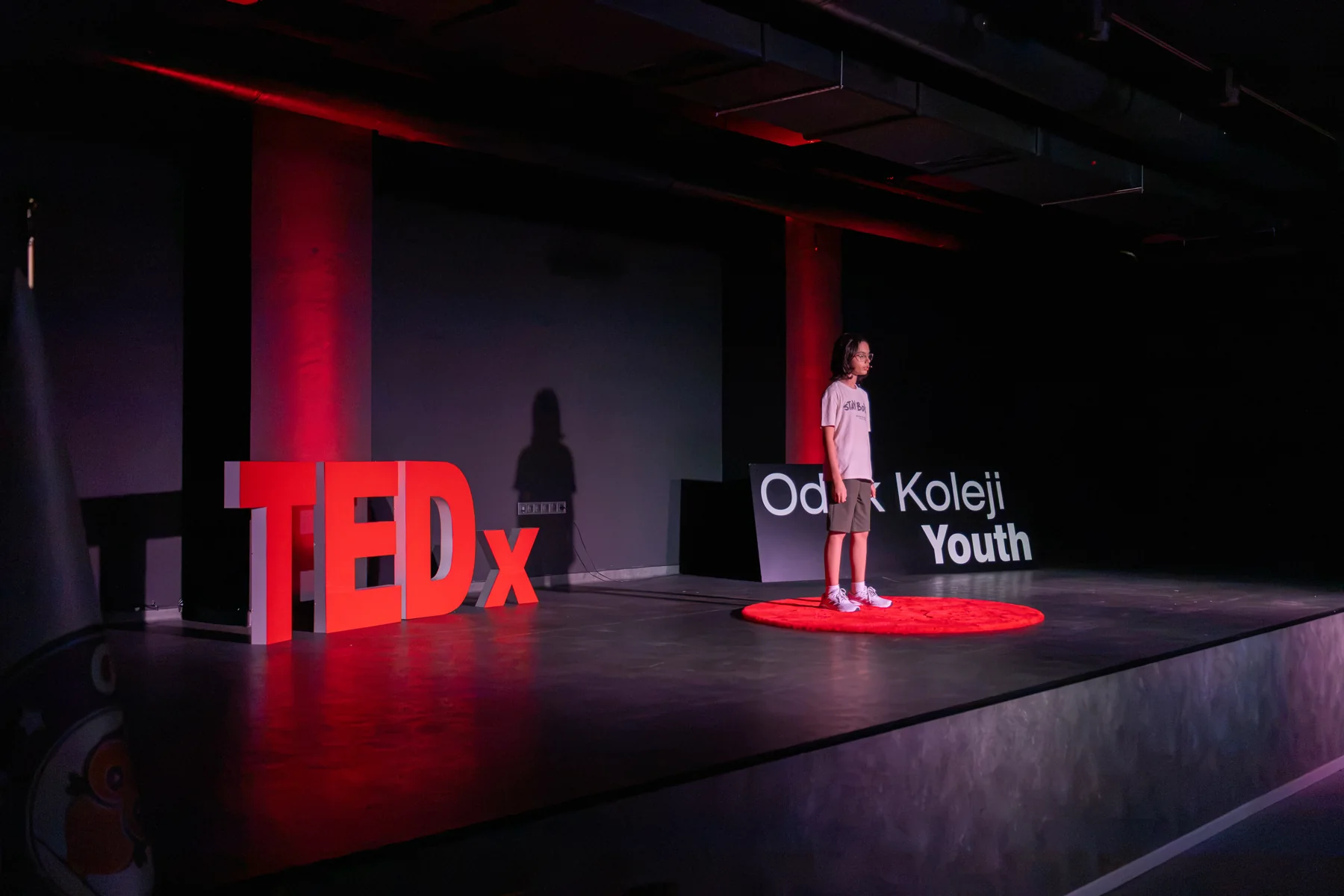 TEDxOdak Koleji Youth sahnesinde konuşmasını paylaşan öğrenci