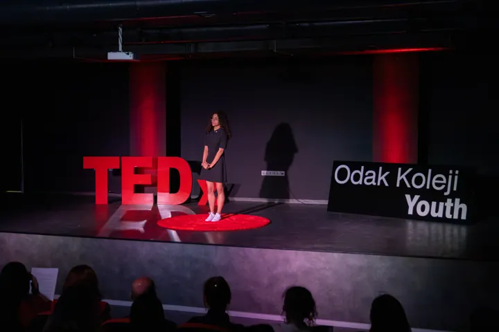 TEDxOdak Koleji Youth sahnesinden kare 3