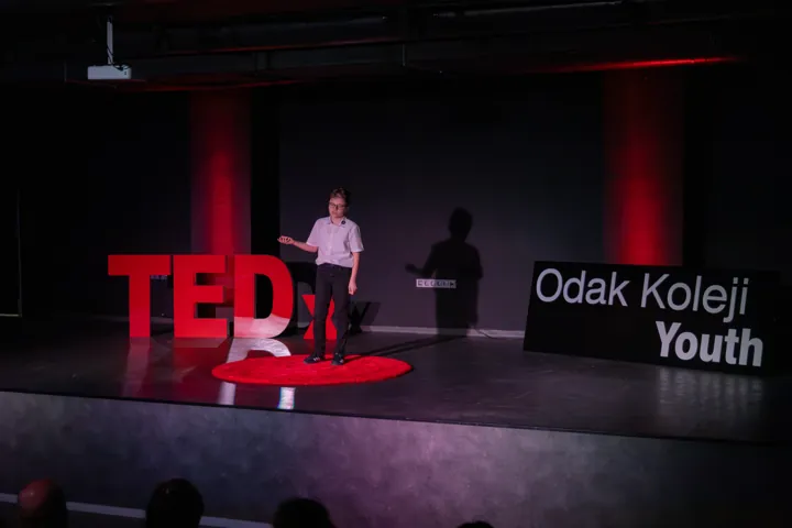 TEDxOdak Koleji Youth sahnesinden kare 6