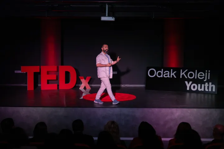 TEDxOdak Koleji Youth sahnesinden kare 7
