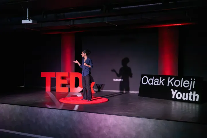 TEDxOdak Koleji Youth sahnesinden kare 10