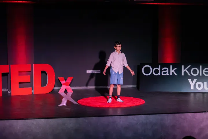TEDxOdak Koleji Youth sahnesinden kare 11