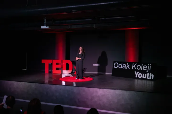 TEDxOdak Koleji Youth sahnesinden kare 12