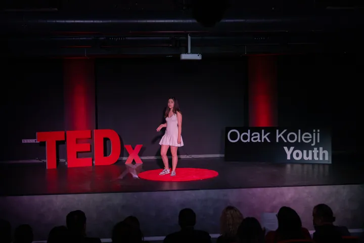 TEDxOdak Koleji Youth sahnesinden kare 13