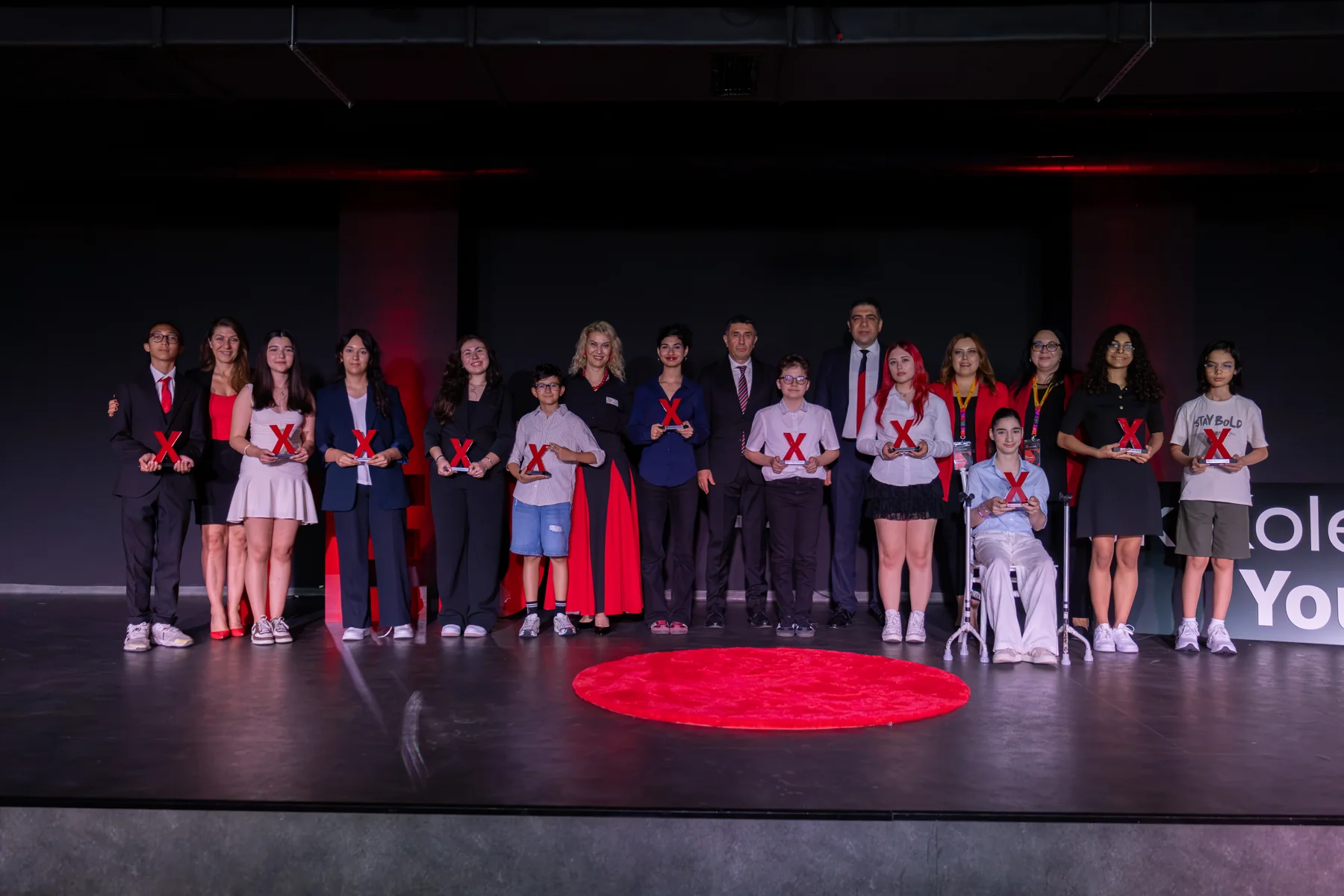 TEDxOdak Koleji Youth etkinliğinin sonunda sahnede bir araya gelen katılımcılar